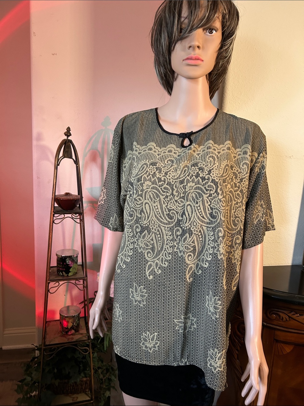 Short-Sleeve Lace-Print Tee in Black and Cream